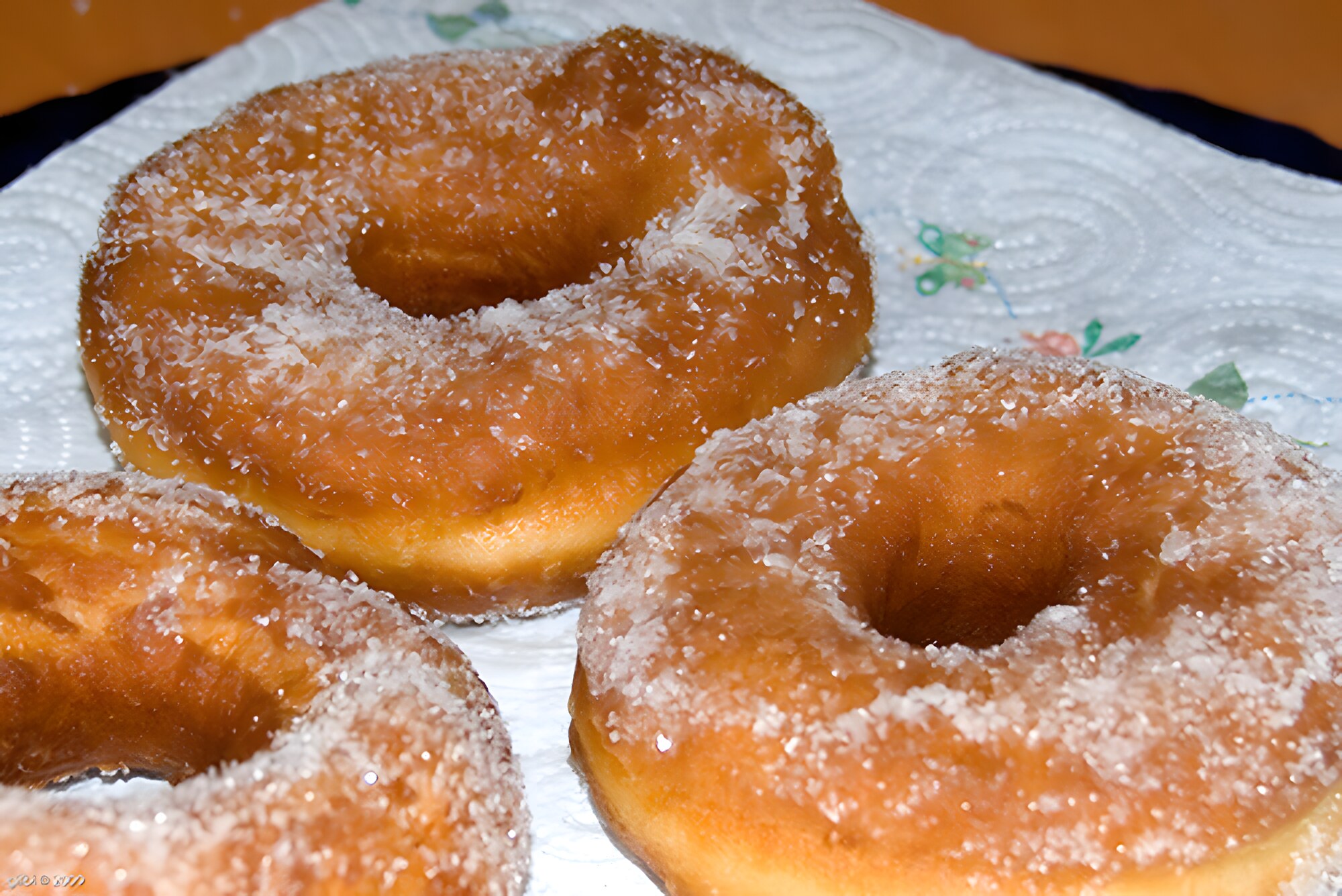 Frati, ciambelle fritte zuccherate